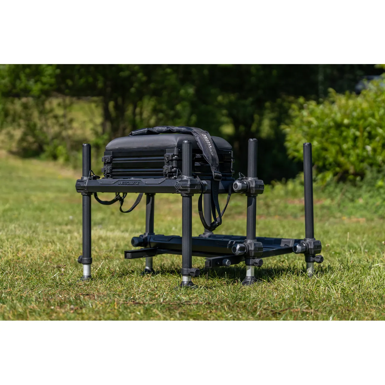 Preston Absolute Compact auf Wiese Preston Absolute Compact auf Wiese