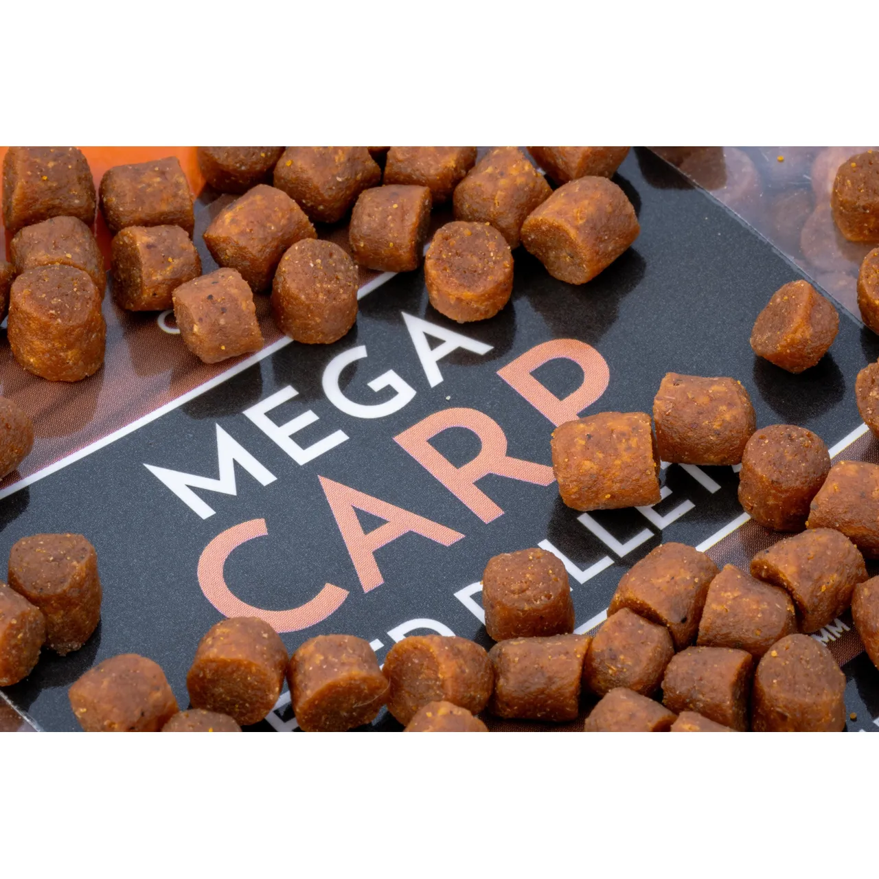 Sonubaits Mega Carp Pellets 4mm - Pellets auf Verpackung