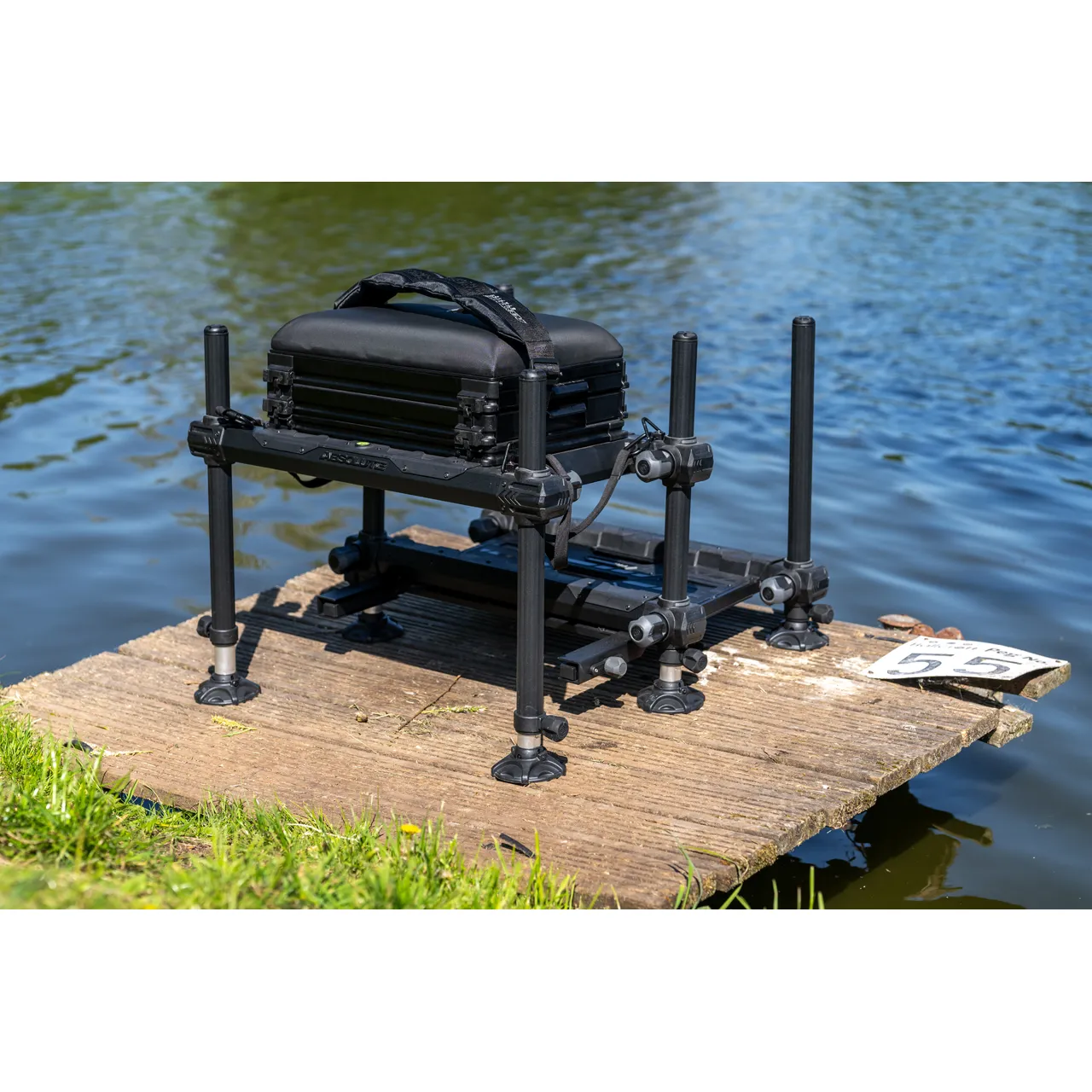 Preston Absolute Compact auf Steg am Wasser