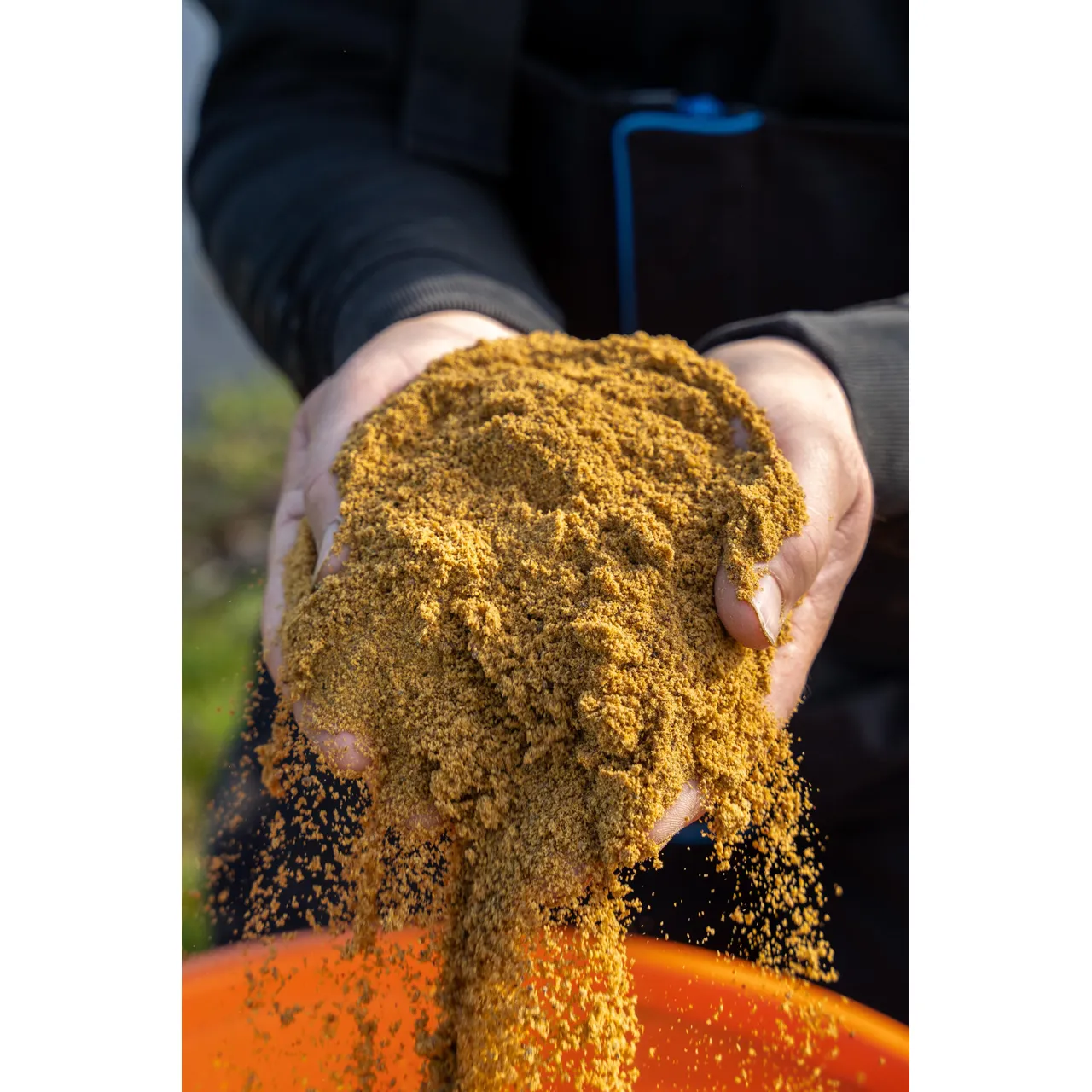 Sonubaits Supercrush Meaty Mussel Mix in einer Hand